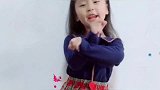小宝宝靠在墙跳舞，真的好可爱呀