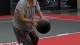 白发奶奶投篮百发百中，一旁年轻人竖拇指点赞