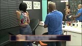 恶作剧：光头佬帮客人纹身，对方看到后就要打人