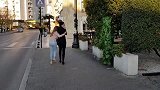 街头作死恶搞，打扮成草人恶搞美女，真的是太贱了