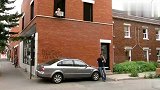 国外恶搞：路人帮搬空调，却不慎坠落砸烂汽车？