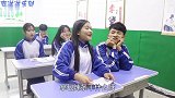 同学们回答问题，没想到一个比一个有才，老师送的奖励太奇葩了