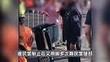 浙江一女子欲横穿马拉松赛道被阻止，用电动车冲撞民警，警方通报