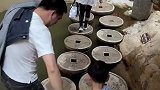 男娃走路没注意看，掉进钱眼里，一看就是亲生的