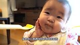宝宝一手托着自己的大脸，眼睛瞪向爸爸，宝：我能吃那么多吗