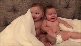 刚睡醒的双胞胎宝宝一起裹在毛毯里，弟弟一直想抱哥哥，太萌了！