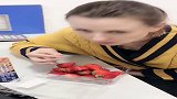 老板问美女为什么上班时间吃草莓？看她怎么回答的，结果搞笑了