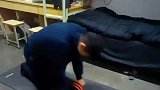 男子在宿舍做卷腹，被室友直接推到走廊
