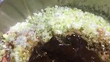 牛肉馅4斤葱花2斤 盐4克 酱油20克鸡汁20克 甜面酱30克调料油40克花椒粉3克