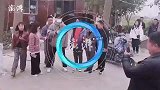 《失孤》原型郭刚堂到现场祝福孙海洋，呼吁不过多打扰孙卓
