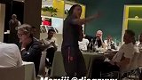 拉比奥分享莫雷拉的入队表演 阿莫林笑的很开心
