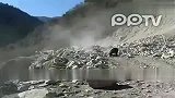 实拍老人不惧滚落巨石 清理坍塌道路