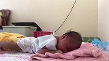 出生15天的婴儿练抬头，只会转左不会转右，看得我好着急！