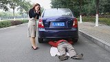 男子钻进车底修车，美女误以为是出了车祸，这场面太热闹了