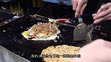 日本街头网红小吃，鸡蛋还是生的，这样也能吃进去