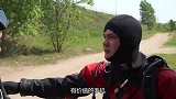 小伙湖中寻宝，捞上来一个大箱子，看看有什么好东西！