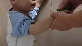 为了让孩子戒了吃手，爸爸特意从老家带的苦瓜