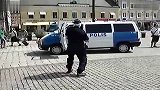 瑞典警察在街上跳雷人舞蹈