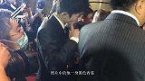 易烊千玺戳自己脸蛋 表情呆萌 千总也太可爱了