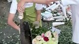 花农将卖不出去的花，全都用闸刀切碎