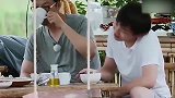 杨颖对螺蛳情有独钟，黄磊干脆把一盘都端到她面前，好开心！