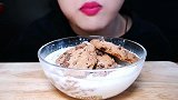 美女试吃巧克力脆皮冰淇淋雪砖和松脆巧克力曲奇饼干