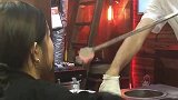 美女生气了，从怀里掏出来一支手枪，店老板会有什么反应？