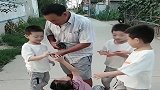 真是生了一群“土匪”，四胞胎路上偶遇爷爷，不给钱就不让走