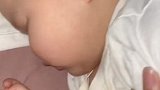 萌娃戒母乳，半夜砸吧嘴吃空气不哭不闹
