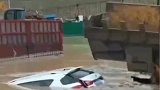 一轿车被洪水淹没，民警从后备箱救出被困人员