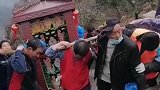 八人抬轿上泰山，看见这一幕，瞬间泪目了