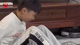 男孩逗猫咪，却差点出事