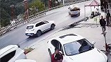把车停在路中间，大货车刹车都冒火星了