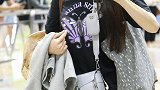 机场直拍！吉娜穿休闲装戴渔夫帽 对镜头打招呼没架子