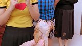 你们俩个是堂堂的男子汉，何必跟她们一般见识呢
