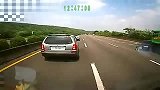 小轿车变道不慎摆到大货车前 悲催拖遭拖车