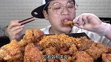 韩国美女小姐姐，吃超大比目鱼花样太多，戏精本精无疑了
