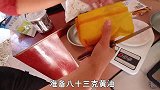 阿渔妹把棉花糖放锅里炒，溶解之后直接夹饼干吃，别提有多好吃