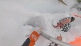 惊险！女子滑雪遭遇雪崩被埋 目击者用铲子挖出两人
