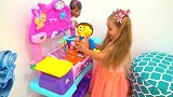儿童游戏：戴安娜照顾玩具宝宝，还给她准备了玩具小汽车
