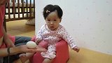 妈妈用白煮蛋教宝宝作画，作品完成后不得不佩服妈妈的创意