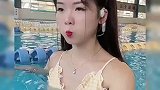 俏皮小姐姐潜在水下搞偷袭，太可爱了！