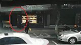 祸从天降！广东一店铺广告牌突然掉落砸中路过老人 市民合力救援