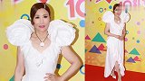 汪明荃穿白色“鲜花”裙颜值身材依旧能打