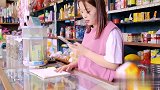 美女开超市，没想来了一个怪顾客，真是太搞笑了