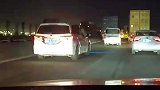 超车神技闪灯示意提速，解救前方拥堵