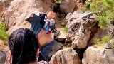 游客把脸放进雕像合影，契合度100%毫无违和感