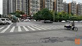 在路口发生交通事故，撤离的时候正好是红灯，这样算不算闯红灯