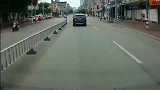 摩托车男子勇敢当“路霸”，要不是拍下谁信！