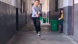 男孩犯错被老师批评闷闷不乐，下课后老师一举动让他笑逐言开小学老师校园生活